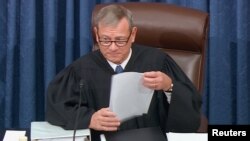 Chánh án Tối cao Pháp viện Mỹ John Roberts chủ trì các phiên họp luận tội Tổng thống Donald Trump tại Thượng viện.