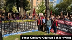 İzmir’de anma töreni, saldırıda hayatını kaybedenleri temsil eden 103 çelik siluetten oluşan 10 Ekim Anıtı’nda yapıldı.