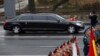 Chiếc limousine của lãnh tụ Triều Tiên Kim Jong Un đi vào lễ đặt vòng hoa tưởng niệm ở Vladivostok, Nga, hôm 26/4. Daimler nói họ không bán chiếc xe limo nào của hãng cho người đứng đầu Triều Tiên.