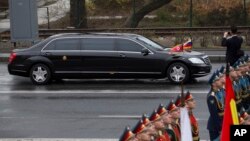 Chiếc limousine của lãnh tụ Triều Tiên Kim Jong Un đi vào lễ đặt vòng hoa tưởng niệm ở Vladivostok, Nga, hôm 26/4. Daimler nói họ không bán chiếc xe limo nào của hãng cho người đứng đầu Triều Tiên.